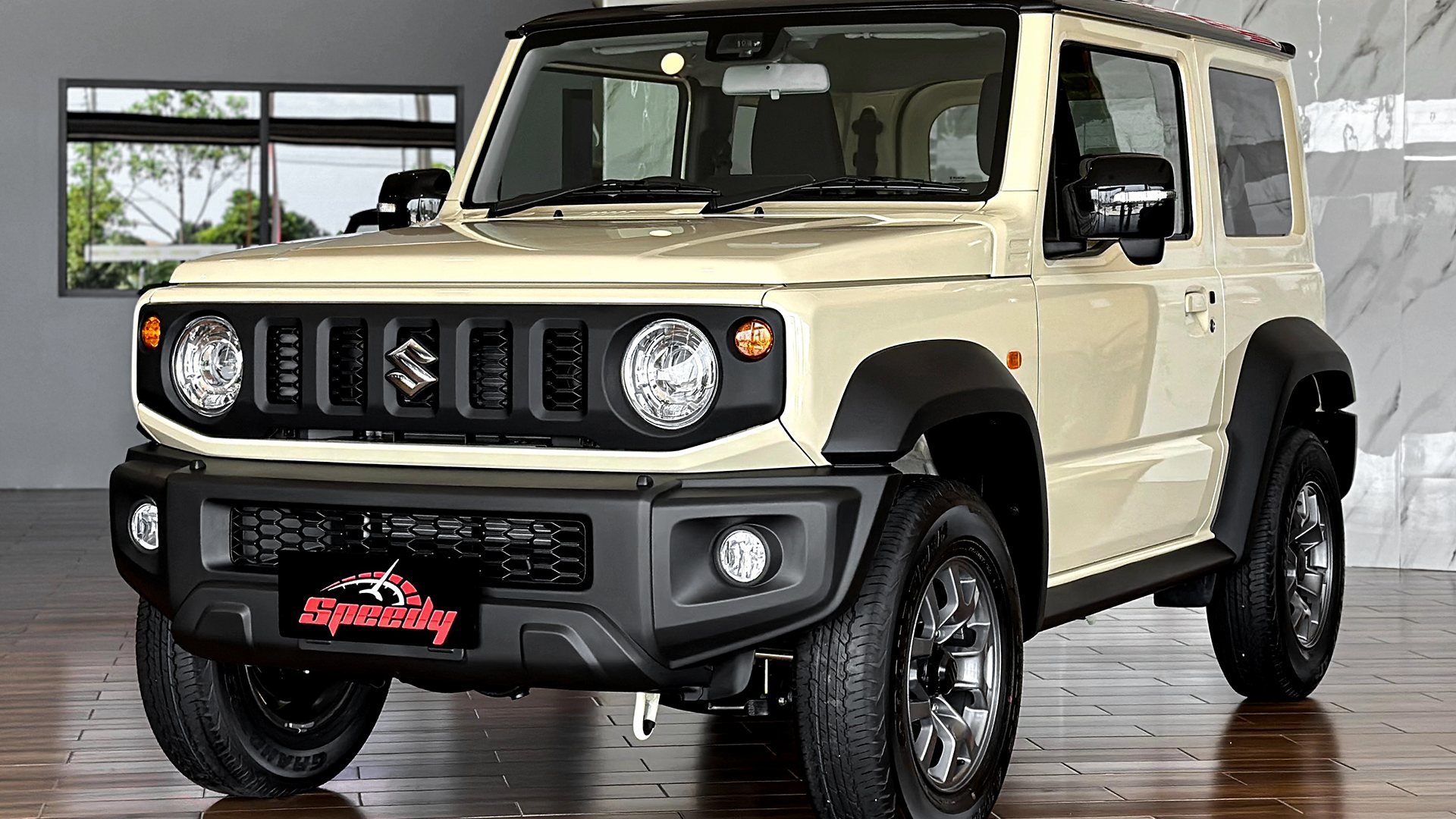 รถ Suzuki Jimny Sierra 3 ประตู สีครีมหลังคาดำ จอดในโชว์รูมพื้นไม้